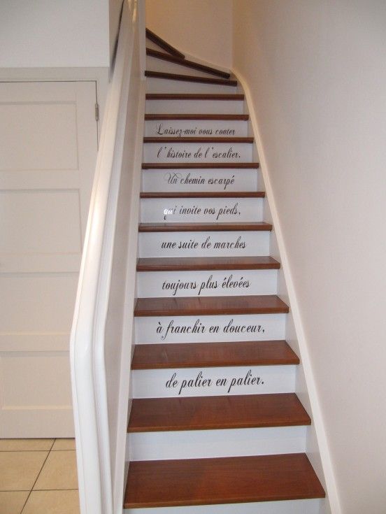 escalier peint avec un  poeme